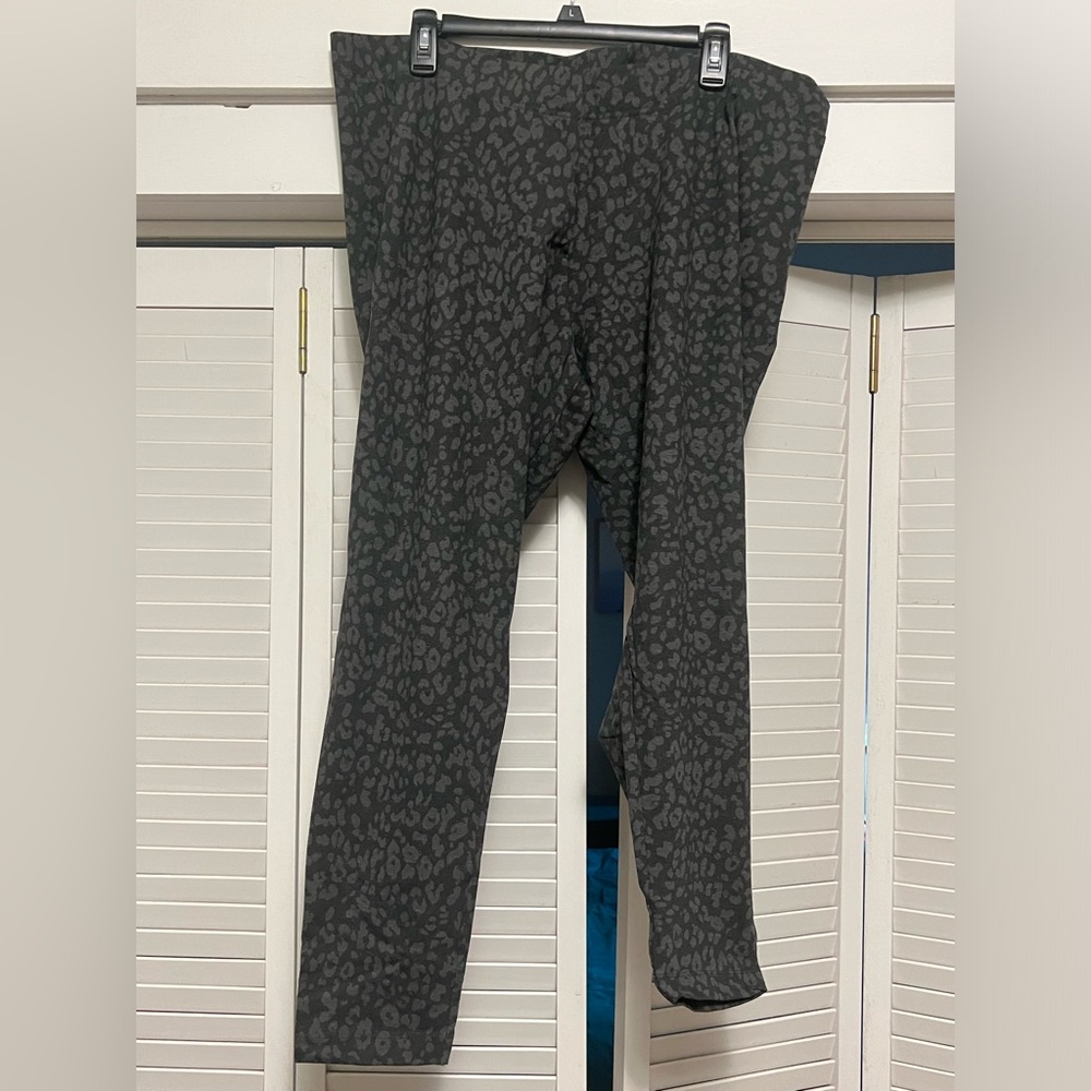 Old Navy Women’s size XXL, basic cotton legging, black and gray cheetah,…